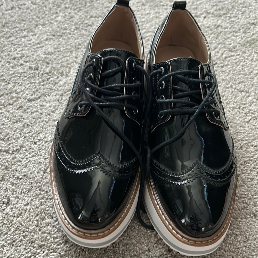 Larania, size 8.5, never worn